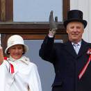 Kong Harald og Dronning Sonja vinker til barnetoget  (Foto: Cornelius Poppe, Scanpix)